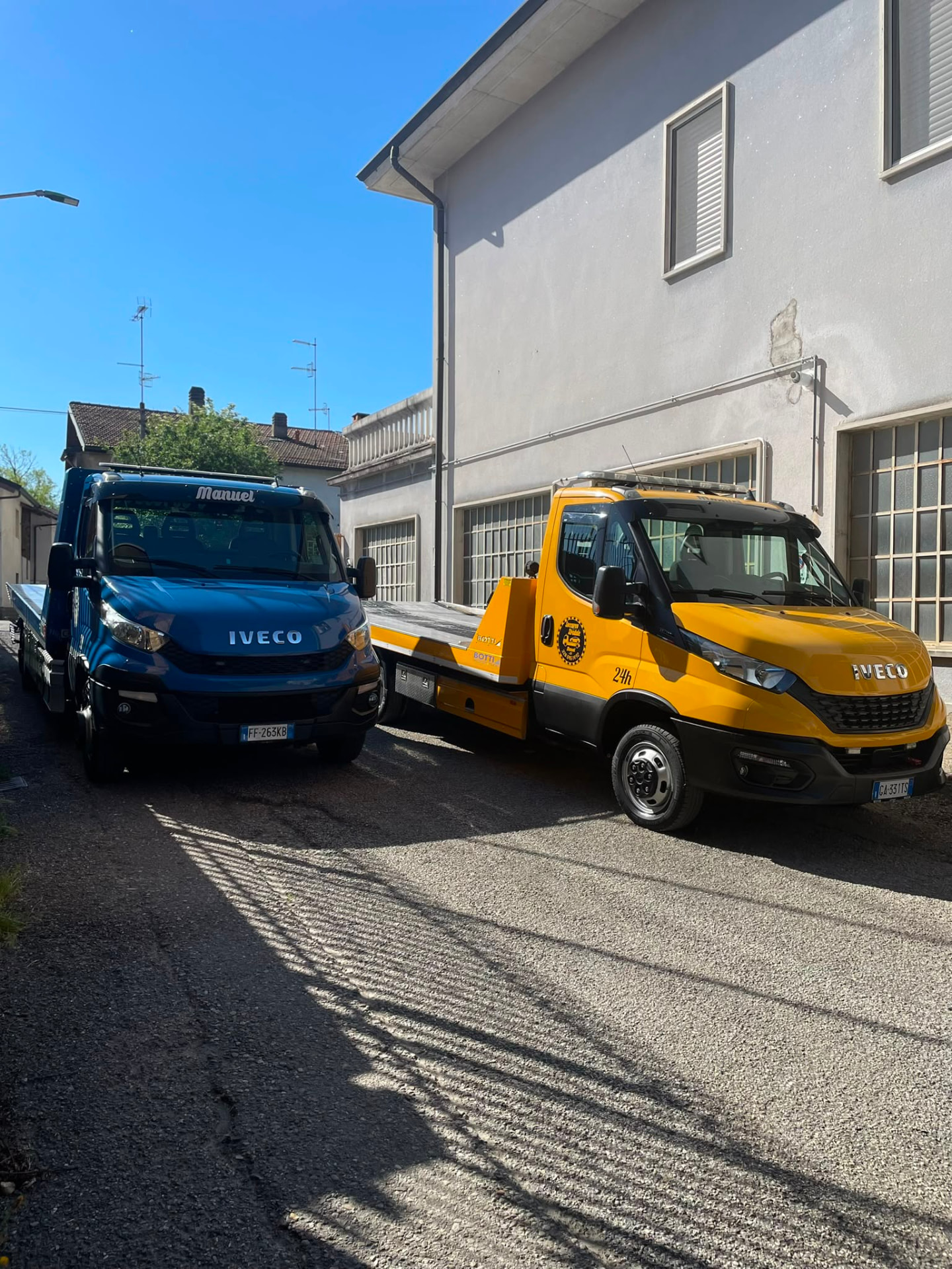 Carri attrezzi Manuel blu e giallo pronti all'intervento