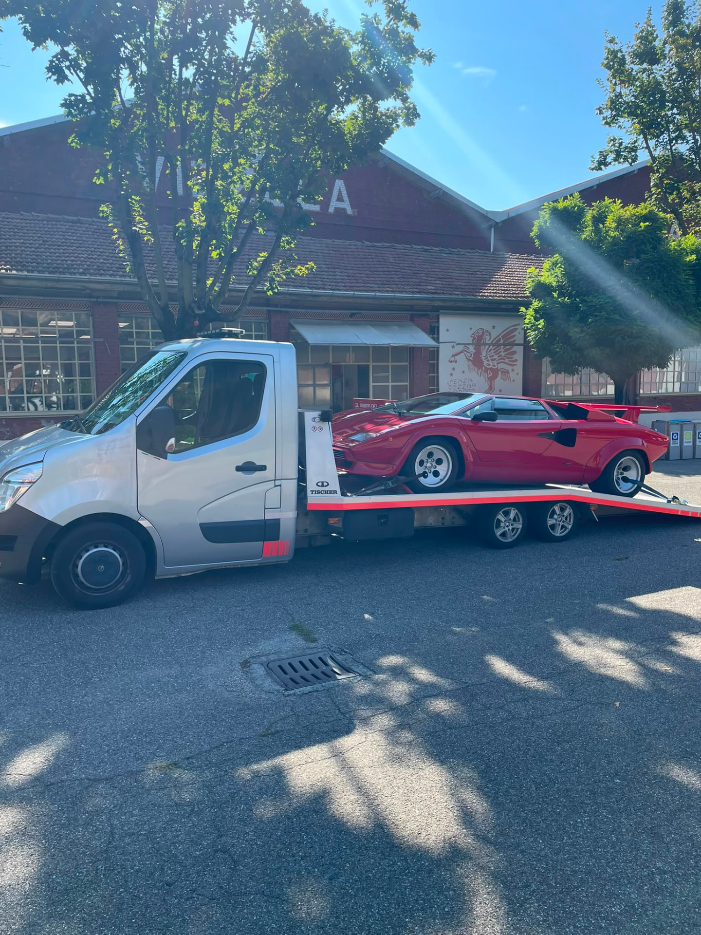 Trasporto di un'auto sportiva rossa su pianale