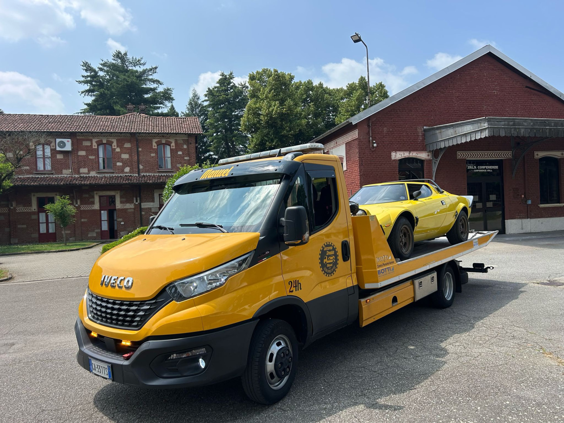 Carro attrezzi giallo Manuel con auto sportiva gialla sul pianale